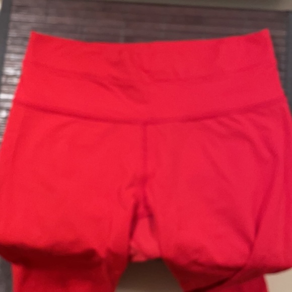 🔥Lululemon Red Capris w/Keyhole Scrunch Sides🔥 - Picture 3 of 9